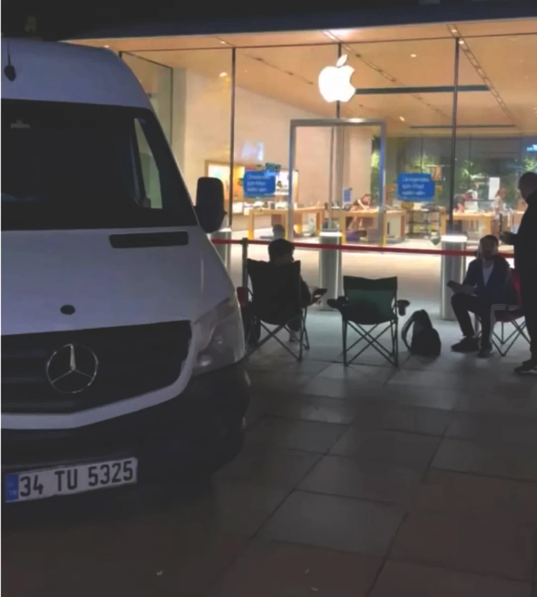 iPhone 17 için saatlerce bekliyorlar: En ucuzu 78 bin TL! Geceden gelen bile var, AVM önünde kuyruk oldular 3