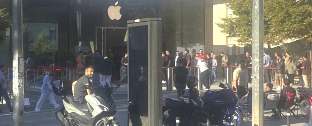 iPhone 17 için saatlerce bekliyorlar: En ucuzu 78 bin TL! Geceden gelen bile var, AVM önünde kuyruk oldular 1