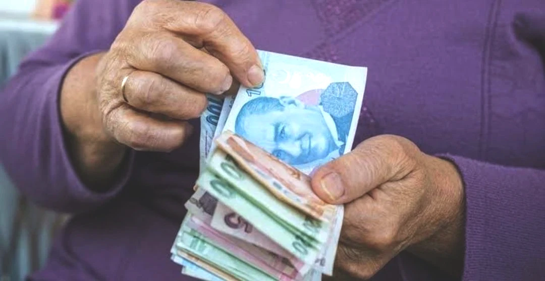 SSK ve Bağ-Kur emeklileri için iki olasılık bulunuyor! En güçlü tahmin bile hayal kırıklığı yarattı. Milyonlarca insanın beklentisi suya düştü.