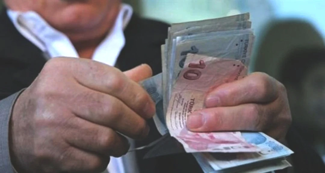 SSK ve Bağ-Kur emeklileri için iki olasılık bulunuyor! En güçlü tahmin bile hayal kırıklığı yarattı. Milyonlarca insanın beklentisi suya düştü.